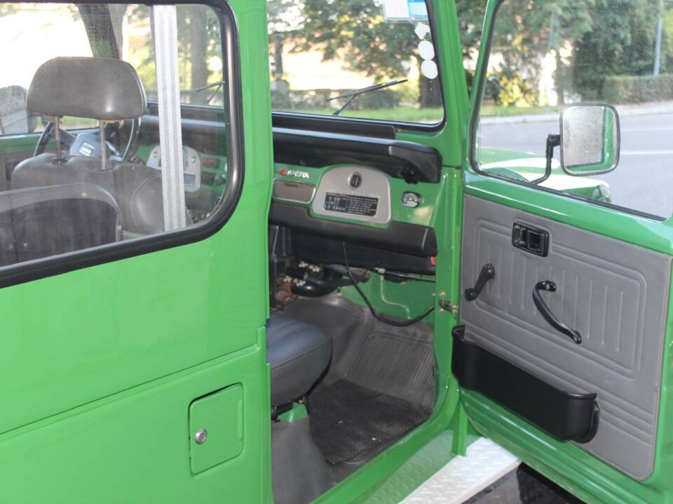 Bild 2/15 von Toyota Land Cruiser BJ 42 (1981)