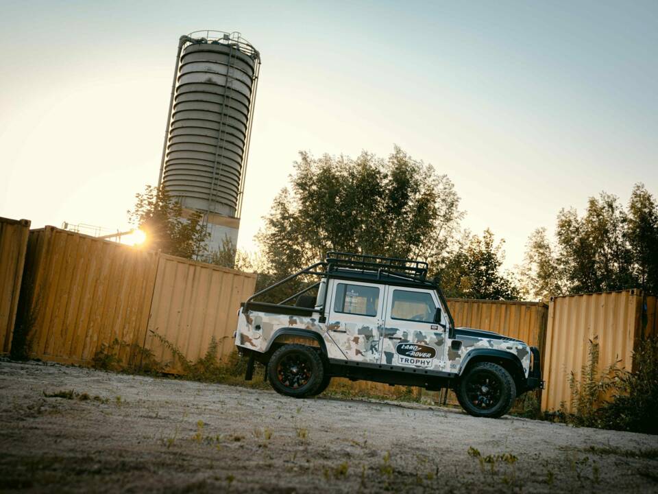 Bild 23/42 von Land Rover Defender Works V8 Trophy (2012)