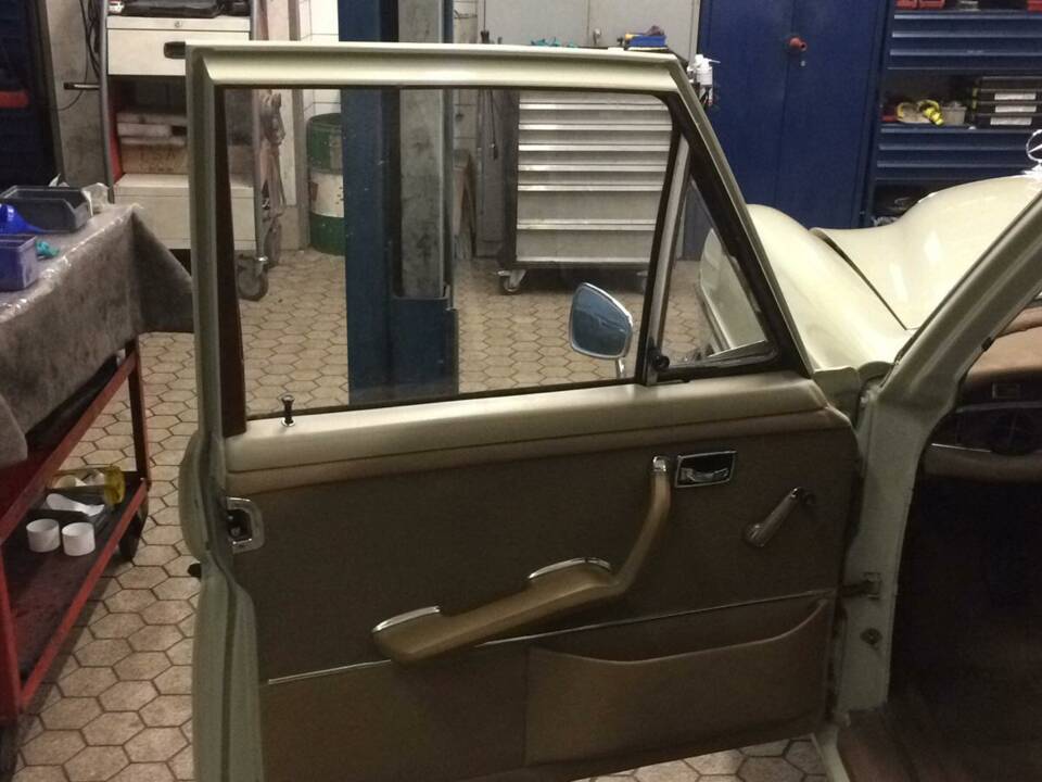 Image 32/52 of Mercedes-Benz 250 SE (1966)