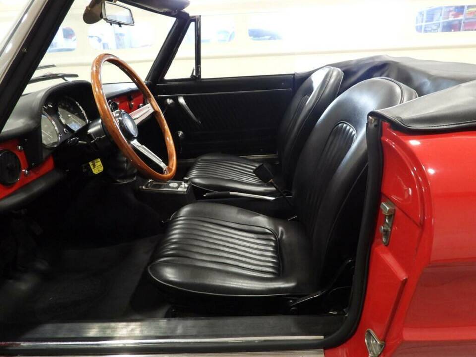 Image 6/15 of Alfa Romeo 1750 Spider Veloce (1968)