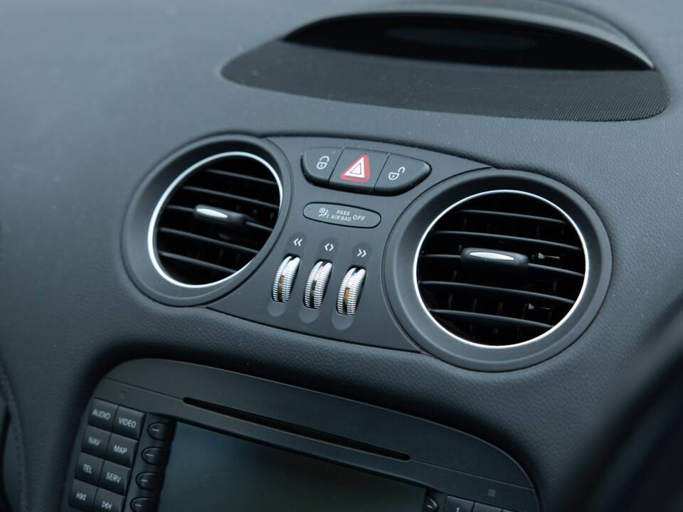 Image 29/41 of Mercedes-Benz SL 350 (2007)