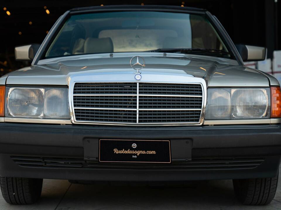 Immagine 3/33 di Mercedes-Benz 190 E (1989)