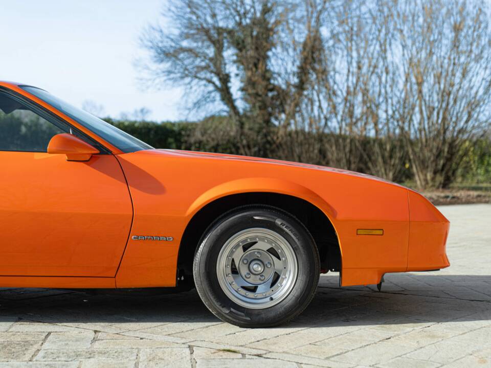 Image 22/50 of Chevrolet Camaro Z28 (1992)