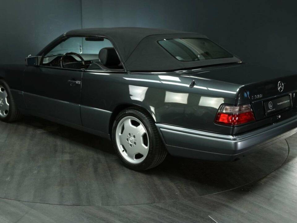 Immagine 4/30 di Mercedes-Benz E 320 (1997)