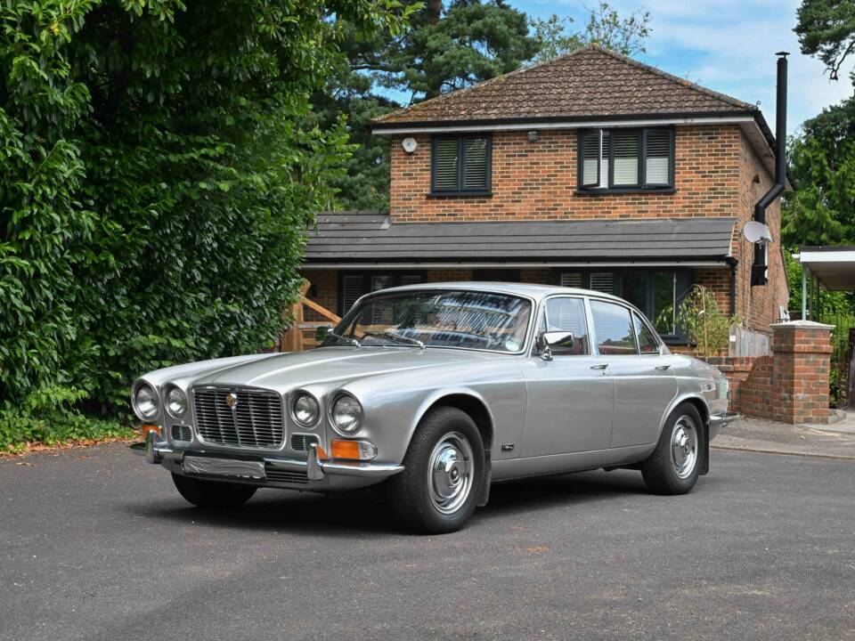 Image 20/50 of Jaguar XJ 6 4.2 (1971)