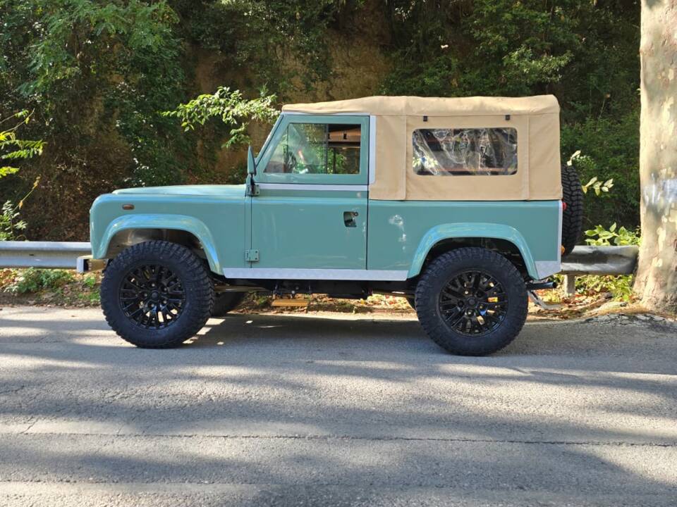 Image 16/72 of Land Rover 90 (1987)