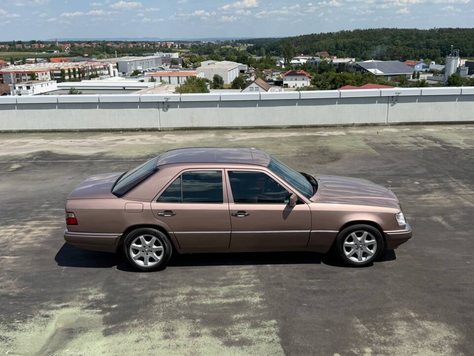Immagine 5/13 di Mercedes-Benz E 220 (1994)