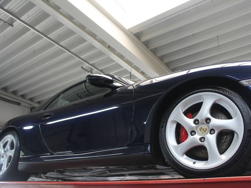 Image 12/50 of Porsche 911 Carrera 4S (2004)