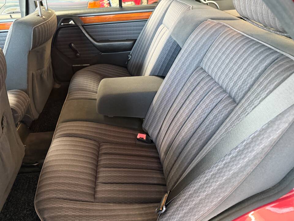 Image 10/21 of Mercedes-Benz 230 E (1992)