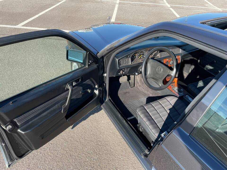 Bild 9/15 von Mercedes-Benz 190 E 1.8 (1992)