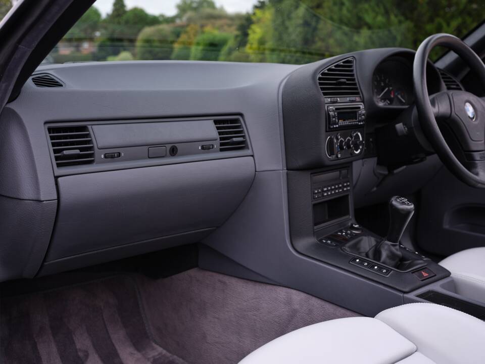 Image 35/50 de BMW 328i (1995)