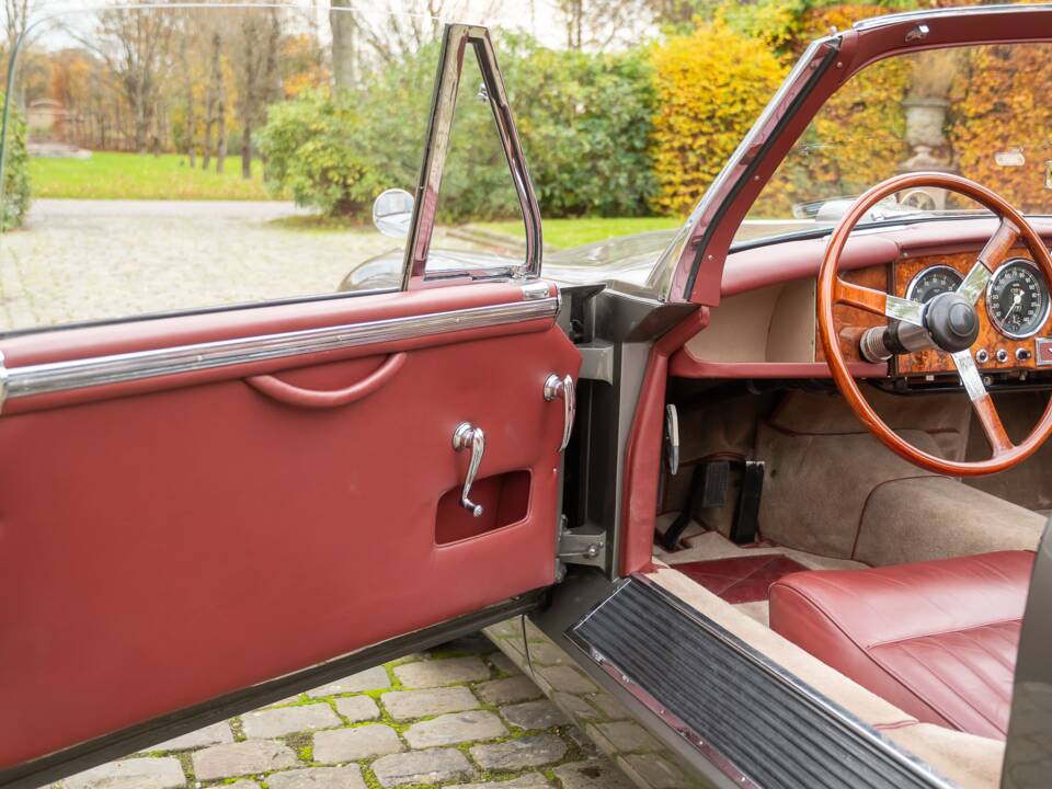 Afbeelding 13/29 van Aston Martin DB 2&#x2F;4 Mk II DHC (1956)