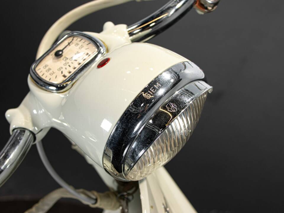 Image 44/50 of Piaggio Vespa 150 "Struzzo" VL (1956)