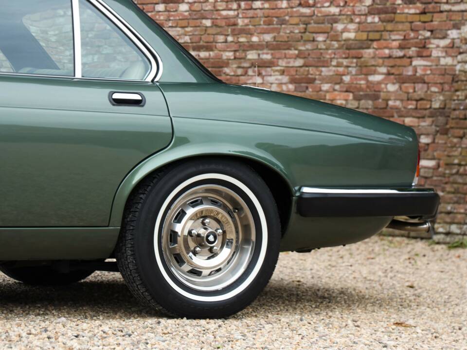 Image 28/50 of Jaguar XJ 6 4.2 (1985)