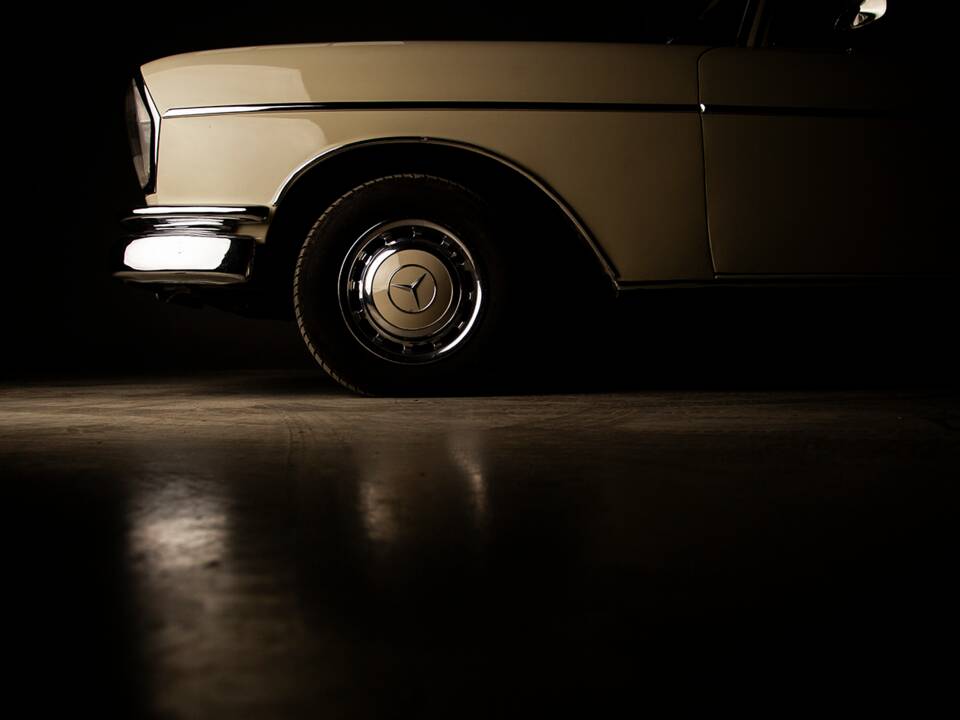 Bild 28/32 von Mercedes-Benz 220 SE b (1965)