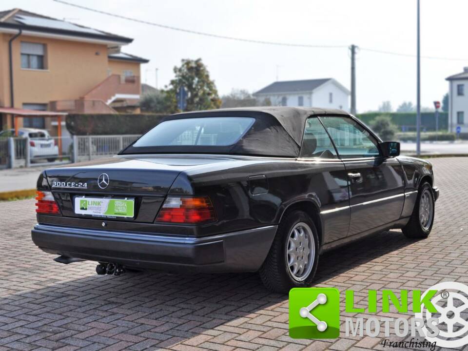 Bild 5/10 von Mercedes-Benz 300 CE (1993)