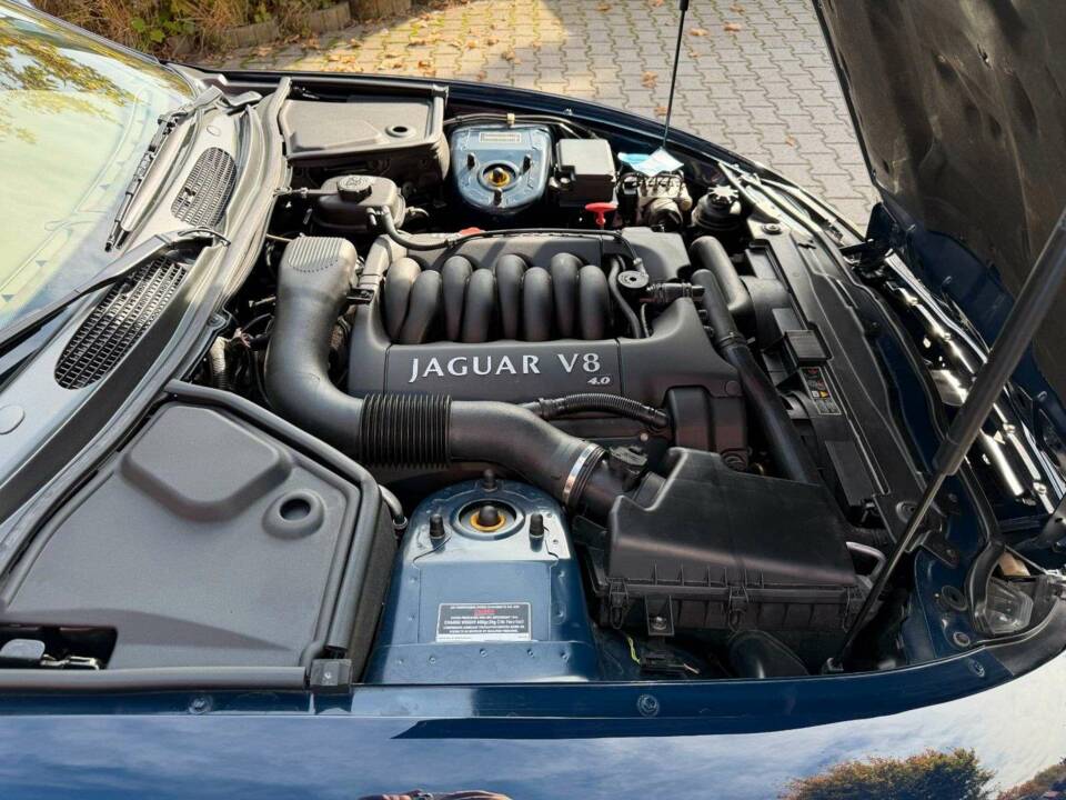 Image 22/35 of Jaguar XK8 4.0 (2002)