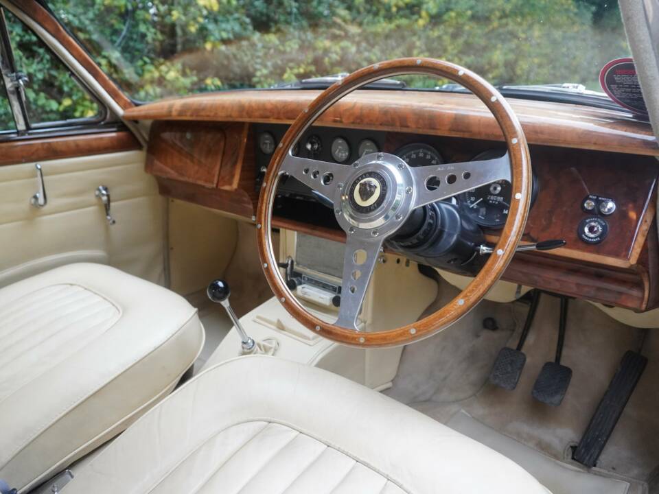 Image 8/18 of Jaguar Mk II 3.8 (1966)