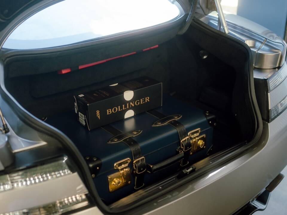 Image 11/96 of Aston Martin DB 9 GT "Bond Edition" (2015)