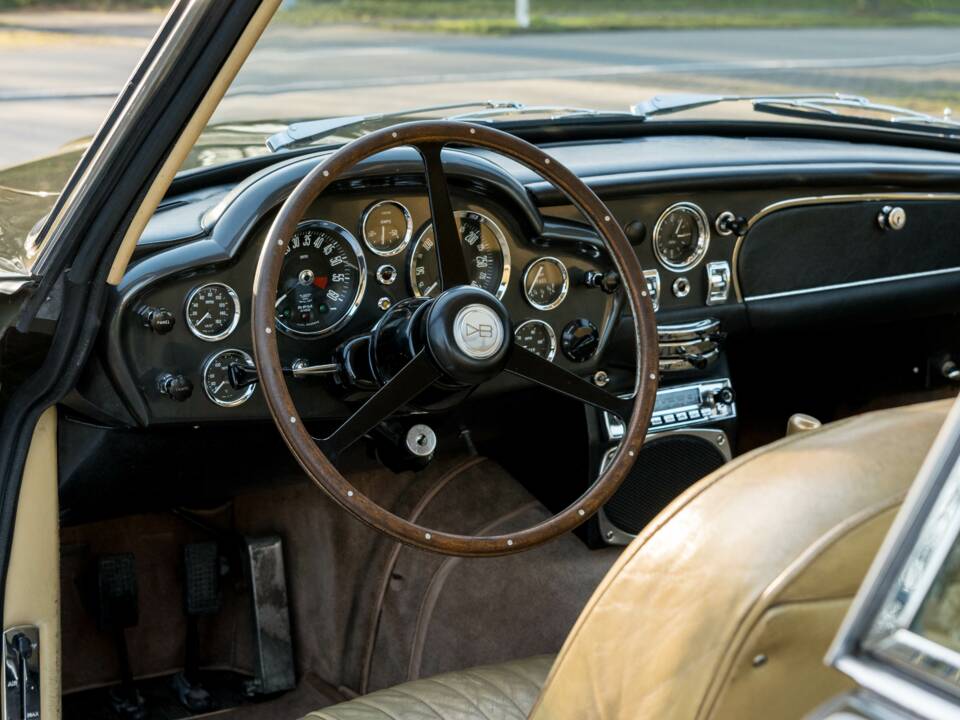 Immagine 22/36 di Aston Martin DB 6 Mk II (1970)