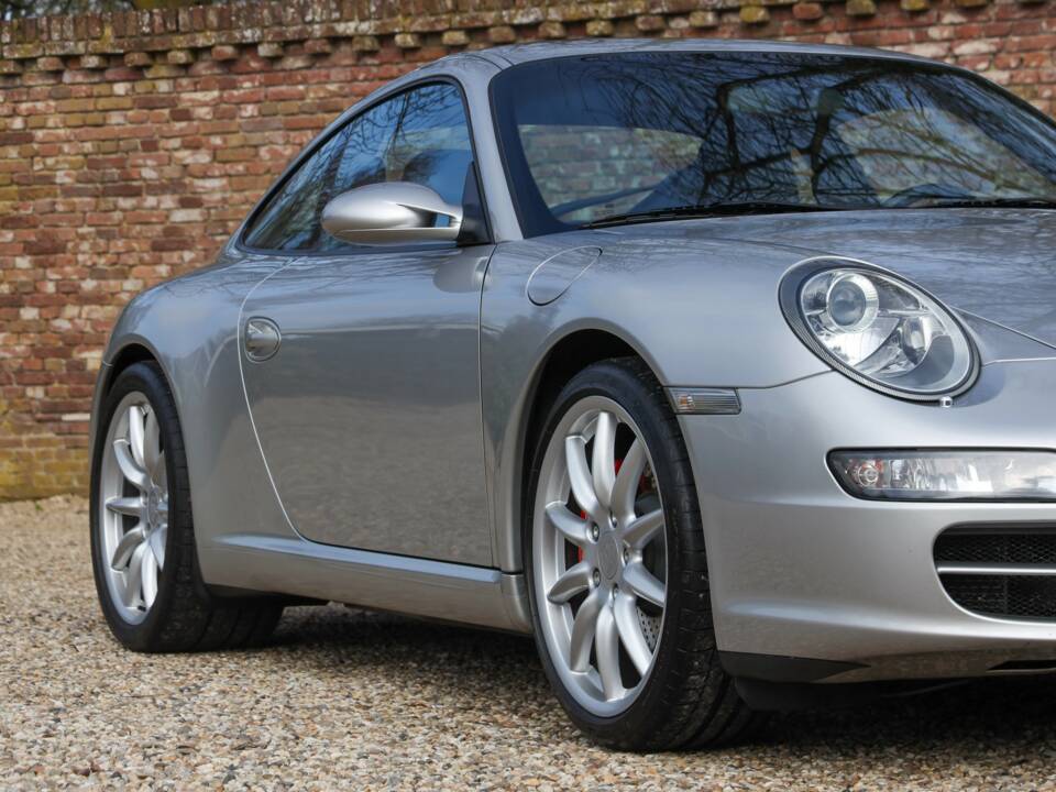 Image 29/50 of Porsche 911 Carrera S (2004)