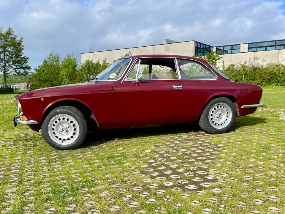 Image 12/37 of Alfa Romeo Giulia 1600 GT Junior (1974)