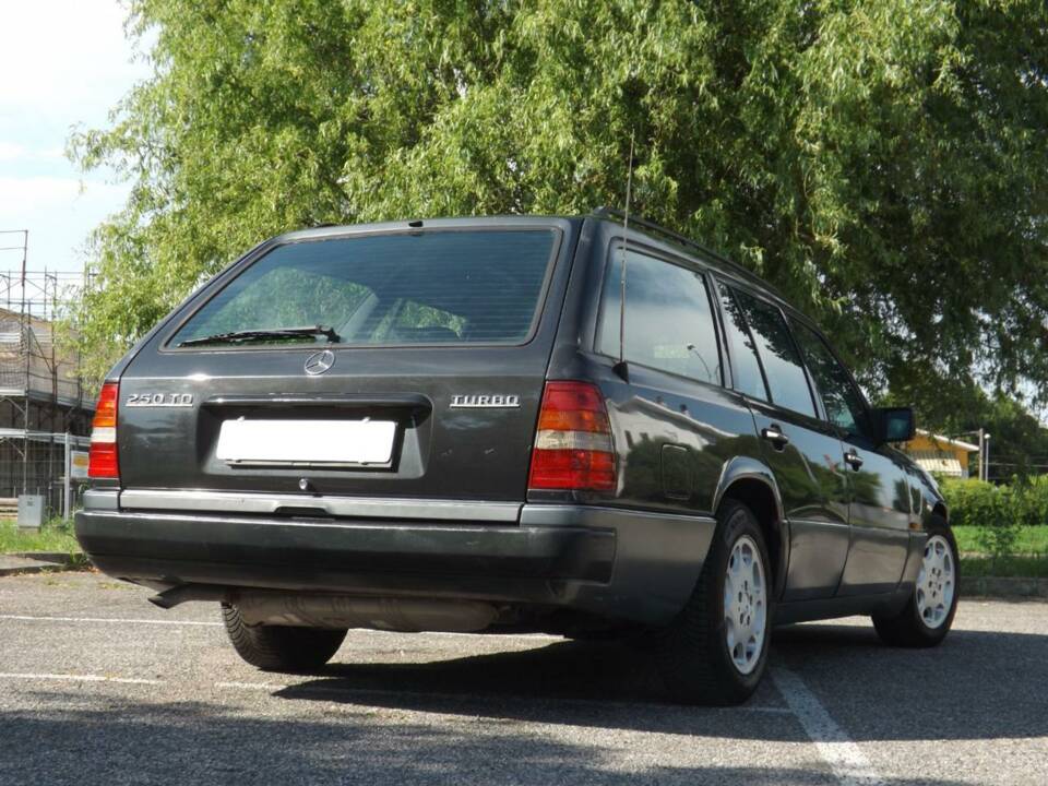 Image 4/50 of Mercedes-Benz 250 TD Turbo (1992)