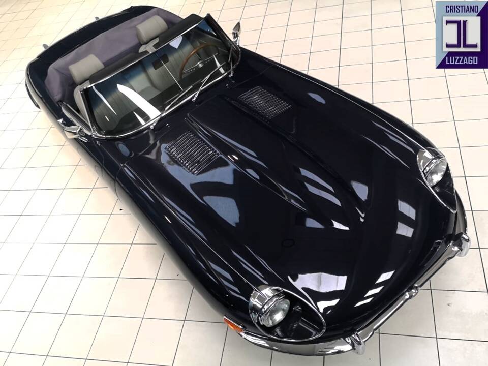 Image 11/49 de Jaguar E-Type (1970)