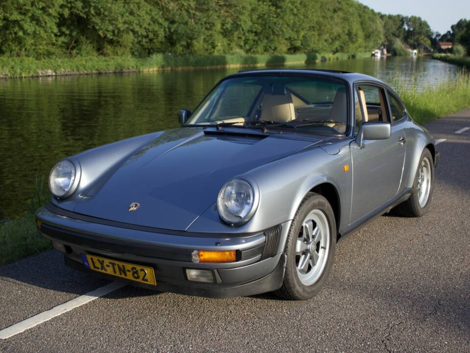 Image 5/8 de Porsche 911 Carrera 3.2 (1985)
