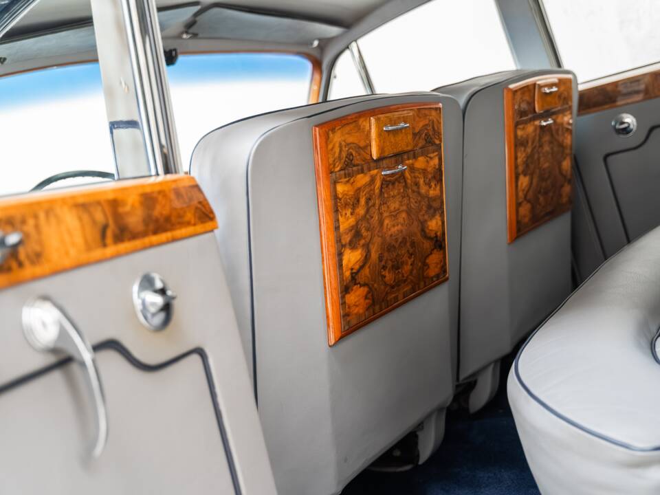 Image 21/40 of Rolls-Royce Silver Cloud II (1960)
