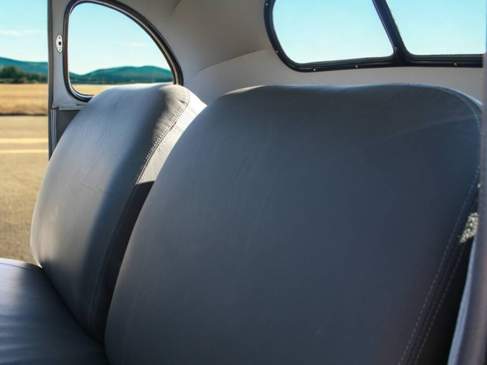 Image 2/28 of Ford Deluxe (1940)