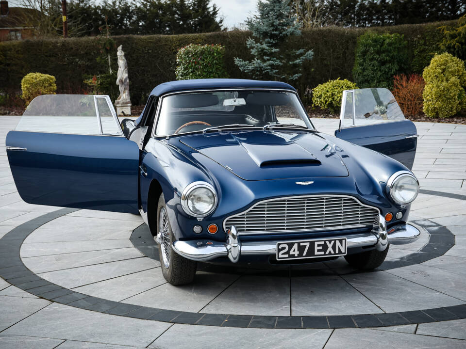 Image 12/14 of Aston Martin DB 4 Convertible (1963)