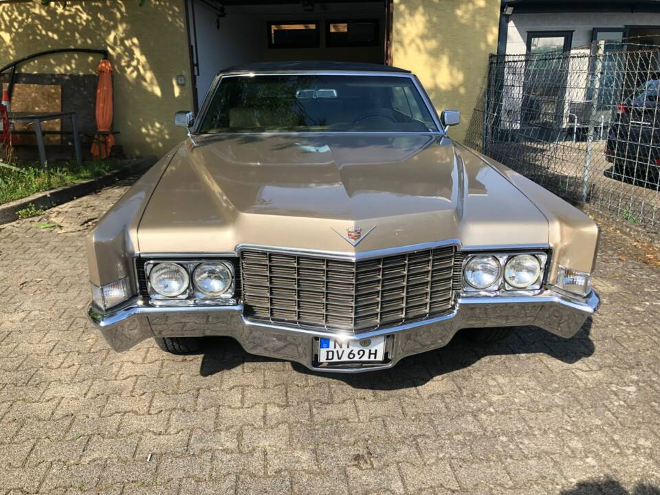 Image 2/5 of Cadillac Sedan DeVille (1969)