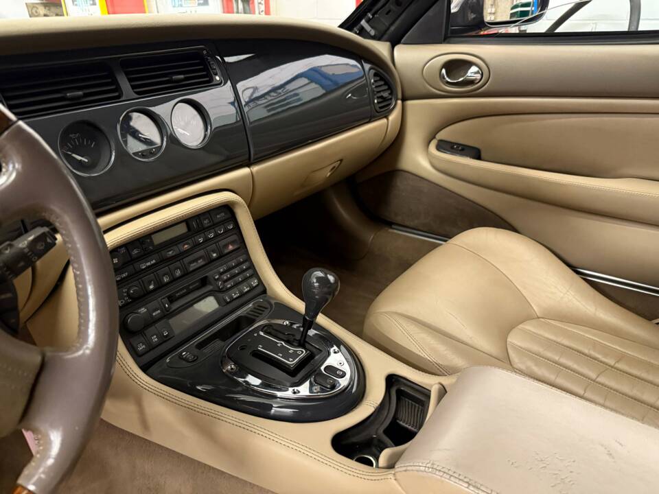 Image 11/21 of Jaguar XKR (1998)