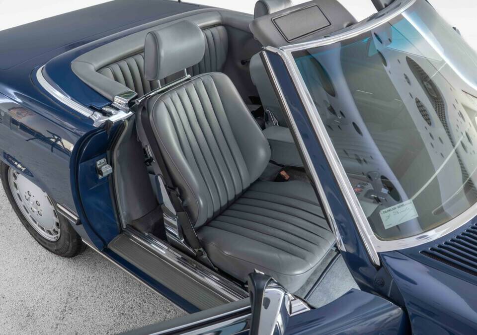 Image 18/29 of Mercedes-Benz 560 SL (1987)