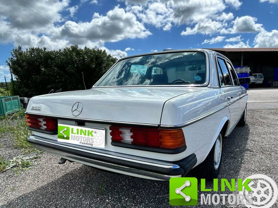 Imagen 10/10 de Mercedes-Benz 200 (1981)
