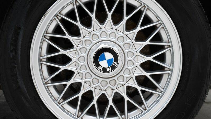 Image 11/15 of BMW 320i (1990)
