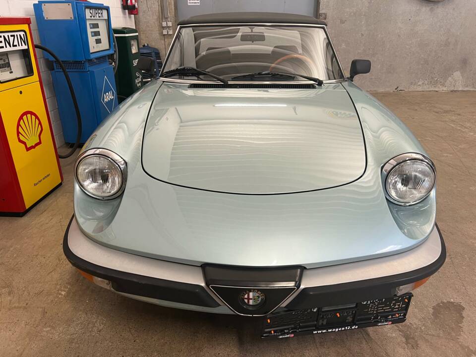 Immagine 4/20 di Alfa Romeo 2.0 Spider (1983)