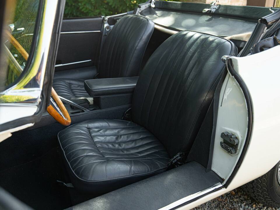 Bild 42/50 von Jaguar E-Type (1968)