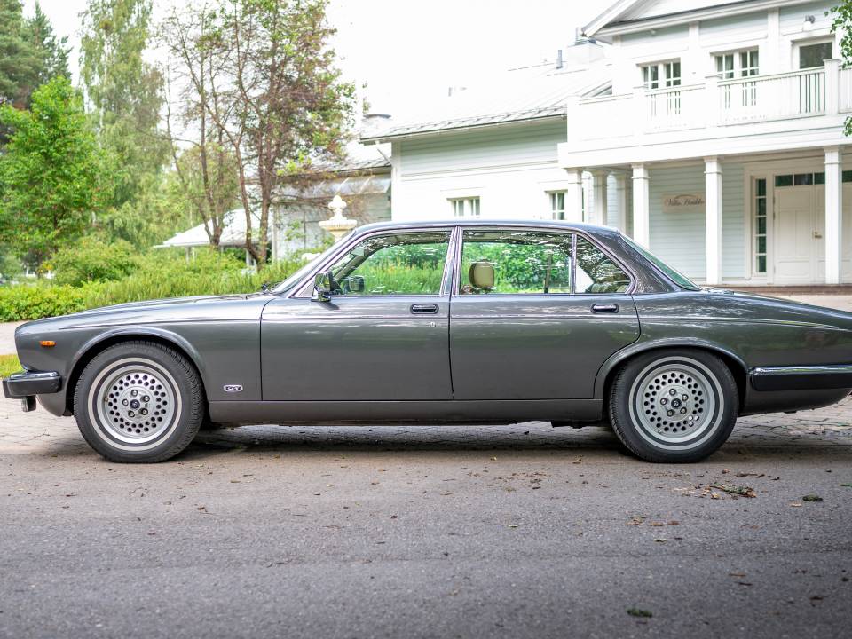 Image 32/42 of Daimler Double Six (1989)