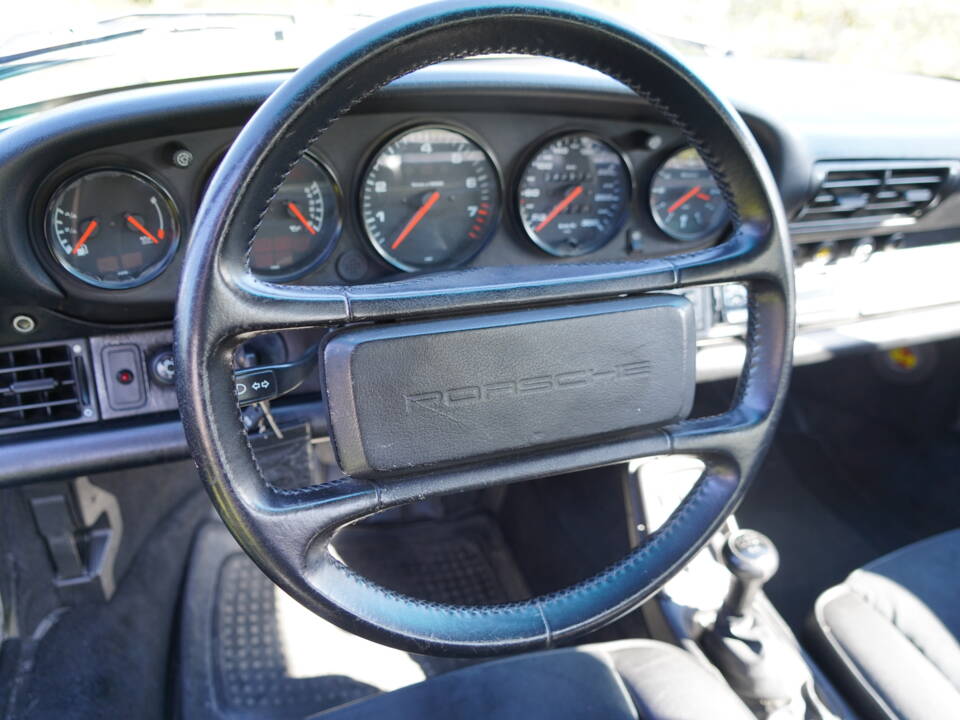 Image 22/52 of Porsche 911 Carrera 4 (1990)