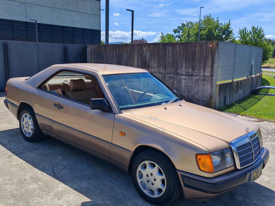 Image 13/42 of Mercedes-Benz 300 CE (1988)