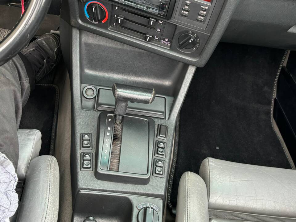 Image 23/40 of BMW 320i (1992)