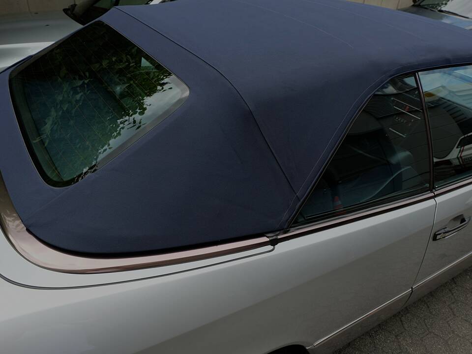 Image 69/69 of Mercedes-Benz E 320 (1994)