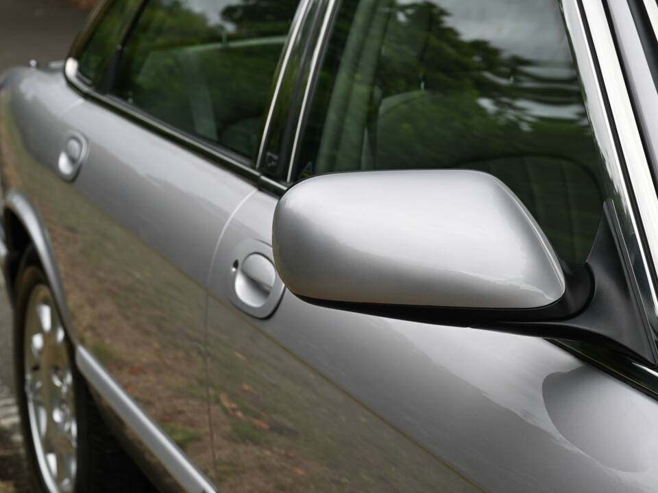 Immagine 16/50 di Jaguar XJ 8 Executive (2002)