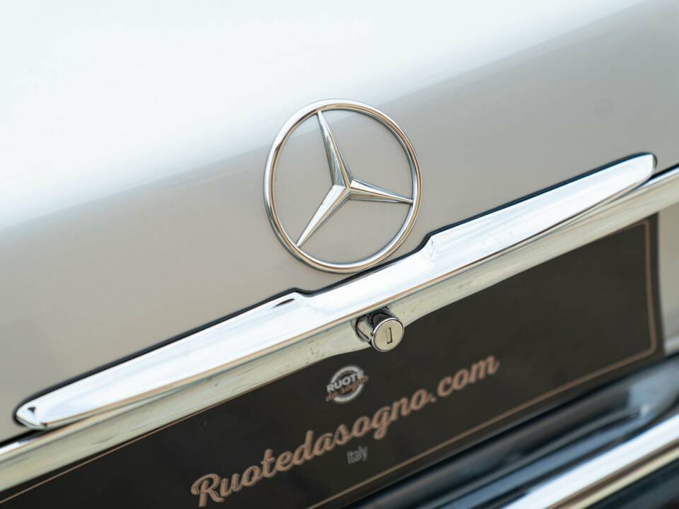 Image 23/50 of Mercedes-Benz 300 SL (1988)