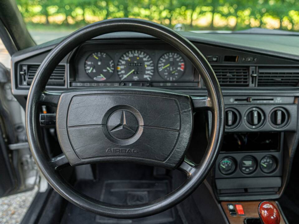 Image 37/50 of Mercedes-Benz 190 E 2.3-16 (1985)