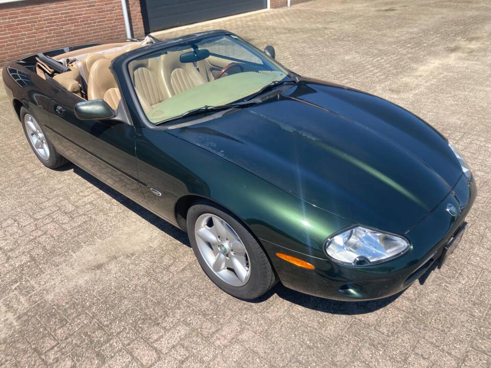 Image 7/33 of Jaguar XK8 4.0 (1997)