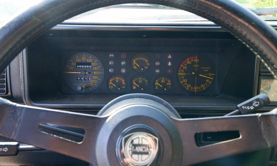 Imagen 8/8 de Lancia Delta HF Integrale 16V (1990)