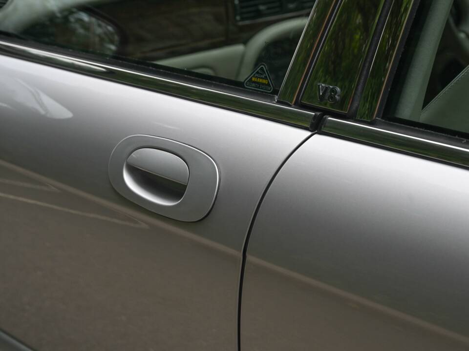 Immagine 17/50 di Jaguar XJ 8 Executive (2002)